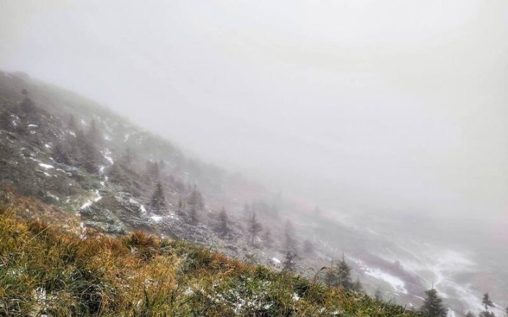 Рятувальники зафіксували у Карпатах перший цьогорічний снігопад