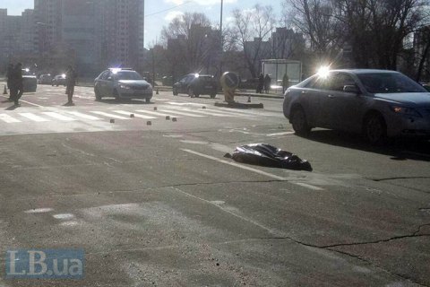 В Киеве на Харьковском автомобиль насмерть сбил женщину на пешеходном переходе