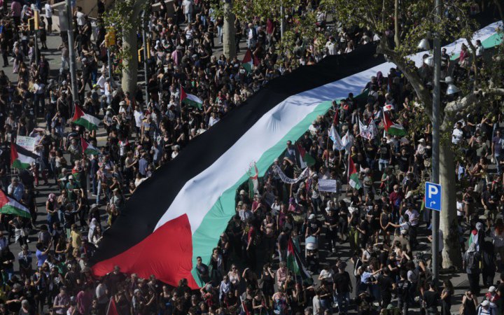 Десятки тисяч людей вийшли на марш у Барселоні на знак протесту проти війни Ізраїлю в Газі