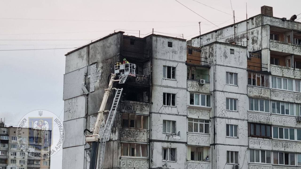 Наслідки влучання уламків дрона у Києві