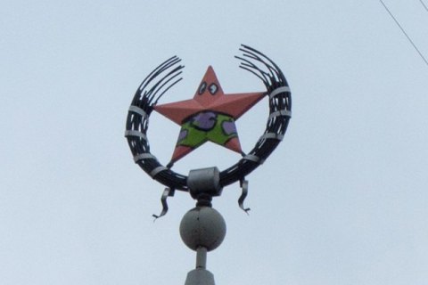 Советскую звезду на здании в Воронеже раскрасили в Патрика из "Губки Боба"