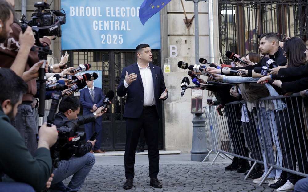 Джордж Сіміон виступає із заявою поблизу ЦВК в Бухаресті, 7 березня 2025 року.