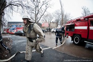 В Киеве возле "Олимпийского" горит жилой дом
