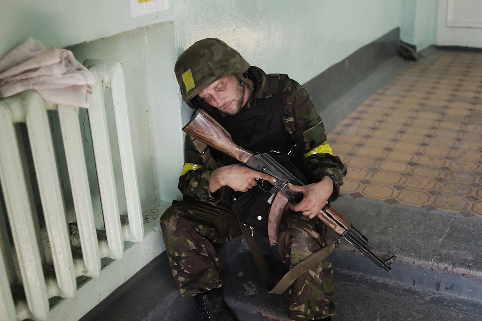 Чаба заснув в коридорі школи. Іловайськ, 25 серпня 2014 року