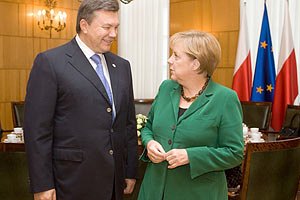 Янукович: надо пригласить Меркель на Евро-2012