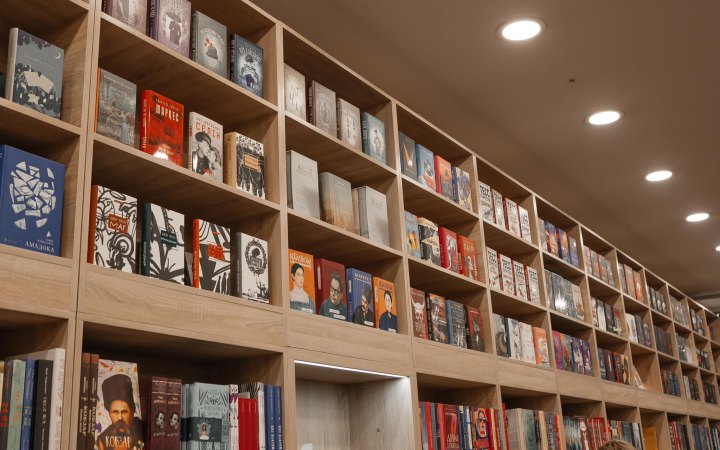 Більшість книг в Україні продовжують купувати в книгарнях, найбільша виручка торік – у "Книгарні Є"