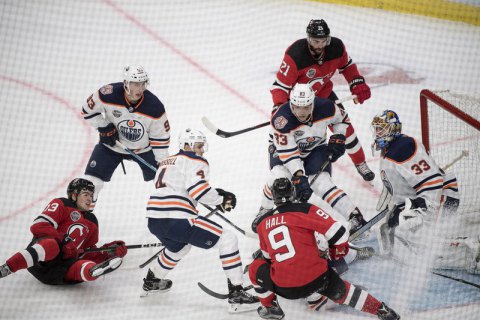 У матчі НХЛ трапився рідкісний випадок: хокеїсти зачепилися один за одного шнурками ковзанів