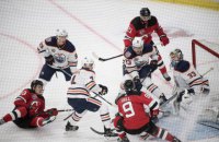 У матчі НХЛ трапився рідкісний випадок: хокеїсти зачепилися один за одного шнурками ковзанів