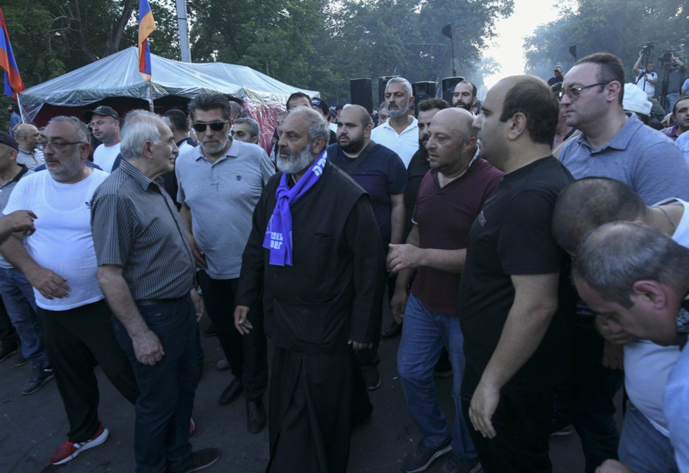 Архієпископ Вірменської апостольської церкви Баграт Галстанян (у центрі), предстоятель Тавушської єпархії на мітингу проти
прем'єр-міністра Пашиняна, Єреван, червень 2024 р.