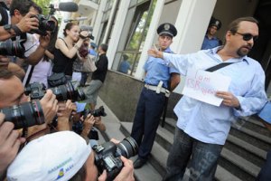 Шесть человек пикетировали посольство Грузии
