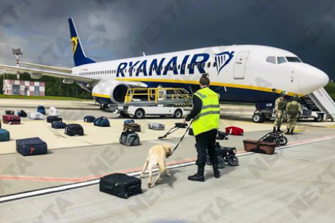 Борт Ryanair сів у Мінську через дії військового літака Білорусі, - заява ЄС