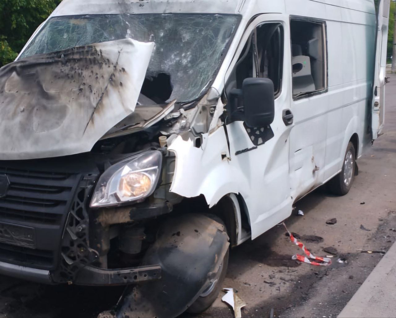 Пошкоджене обстрілами авто у Нікополі