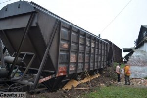 В Полтавской области грузовой поезд вылетел в центр города, снеся стену комбината