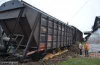 В Полтавской области грузовой поезд вылетел в центр города, снеся стену комбината