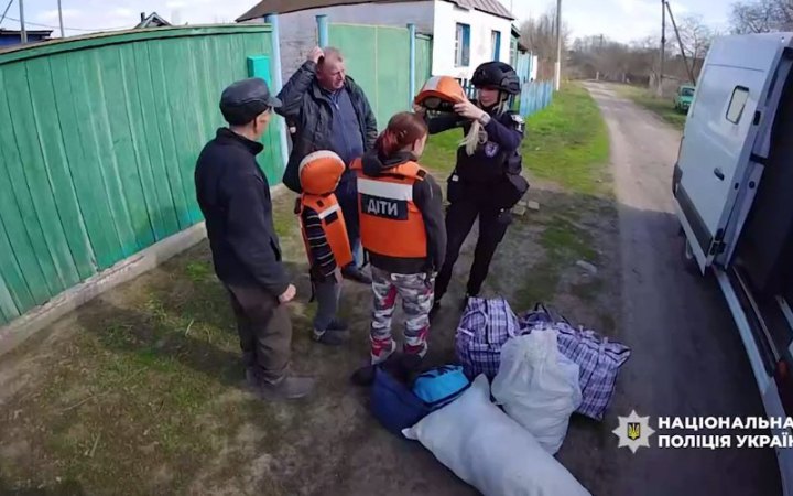 "Білі Янголи" врятували від російських обстрілів двох дітей на Сумщині