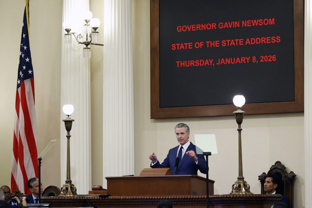  Губернатор Каліфорнії Гевін Ньюсом під час свого звернення на засіданні Законодавчих зборів Каліфорнії в Капітолії штату в Сакраменто, 8 січня 2026 року.