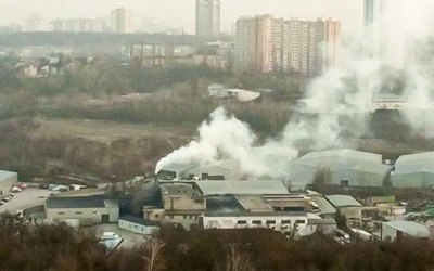 Невмирущий АДМ. Чому брухтоспалювальне підприємство посеред Києва роками труїть містян