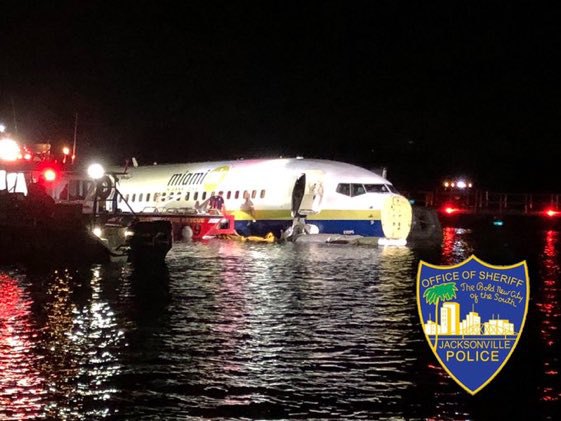 В США самолет скатился в реку после приземления