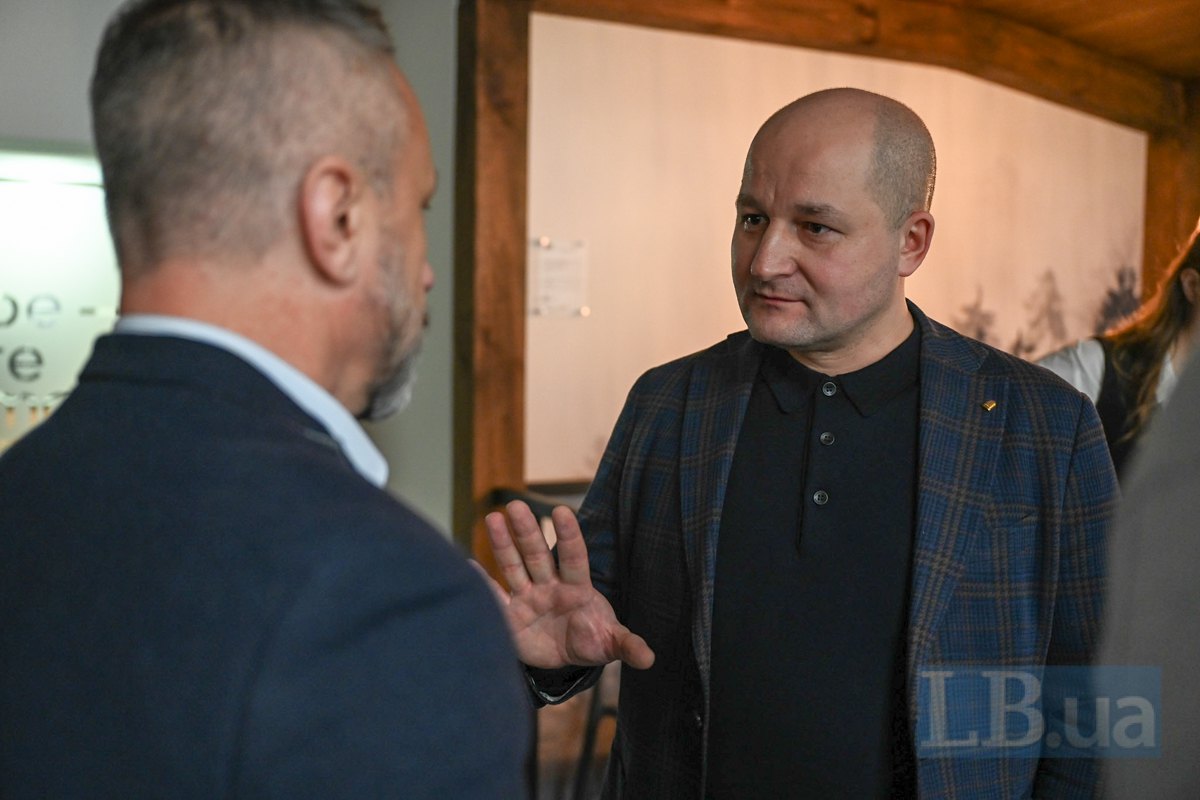 ВО ректора Державного податкового університету Дмитро Серебрянський (праворуч) і Петро Андрющенко, керівник Центру вивчення
окупації 