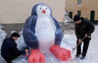 В Днепродзержинской колонии заключенные слепили из снега олимпийского медведя