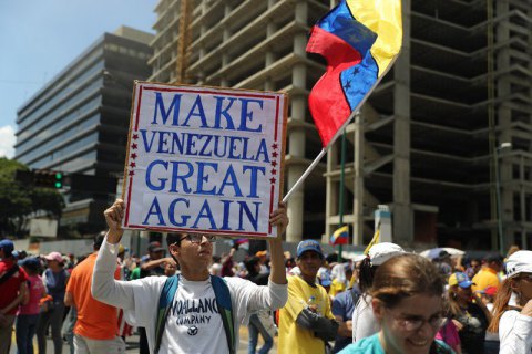 У Венесуелі десятки тисяч людей вийшли на протести проти режиму Мадуро