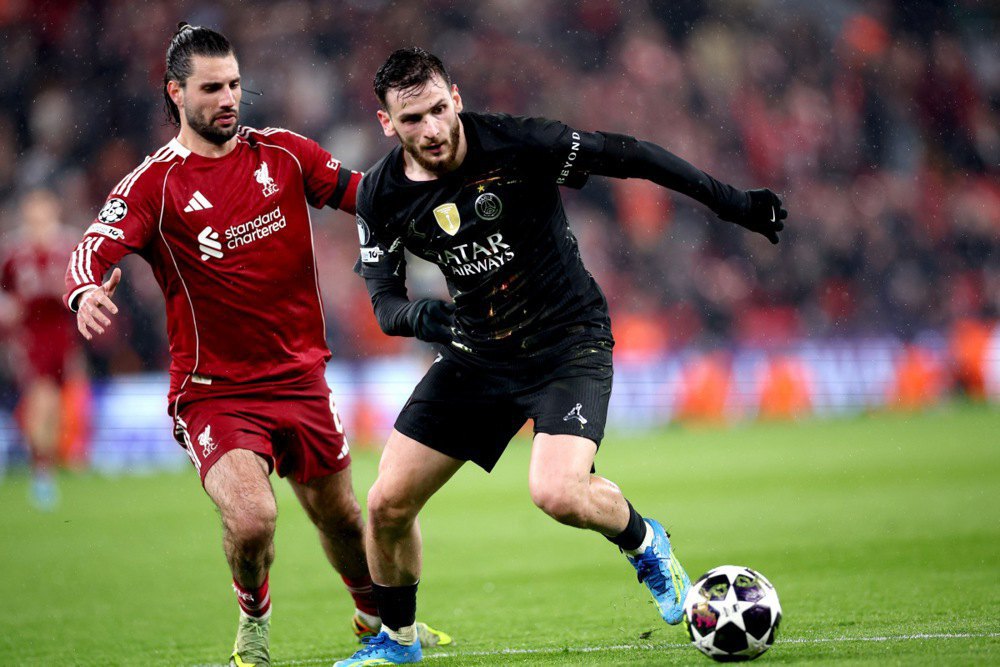 Кварацхелія і Собослай змагаються за м'яч