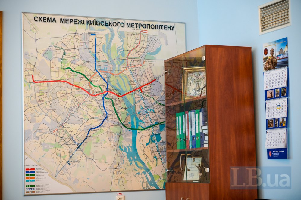 Схема метрополітену на стіні в кабінеті Віктора Брагінського