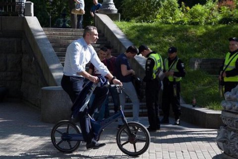 Кличко приезжал на инаугурацию Зеленского на велосипеде