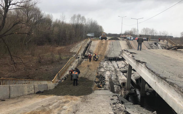 Чернігівщина: по 11 одиниць техніки будують тимчасові проїзди на трасах біля Смолина та Киселівки 