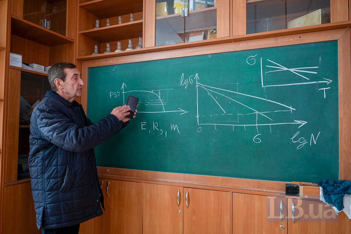 професор кафедри дорожньо-будівельних матеріалів і хімії Національного транспортного університету Володимир Мозговий