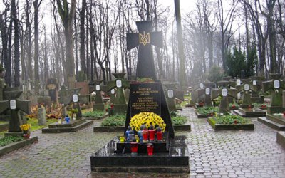 Прах до праху. Хто ще з наших героїв може бути перепохований в Україні 