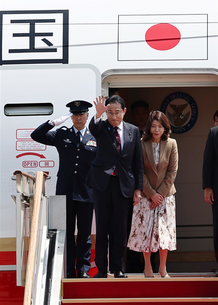 Прем’єр-міністр Японії Фуміо Кішіда завершує свій дводенний візит до Південної Кореї, сідає на борт свого літака в аеропорту Сеула в Сонгнамі, 8 травня 2023 р.