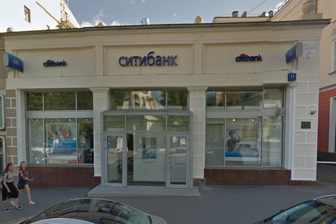 Мужчина захватил заложников в банке в центре Москвы