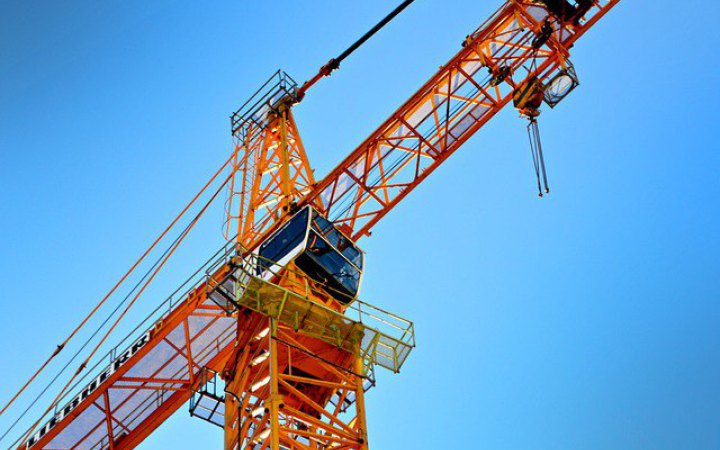 У Києві через негоду впав будівельний кран