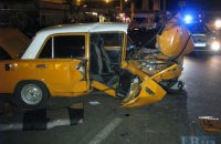 В Киеве ВАЗ жёстко "отфутболил" Audi в грузовик
