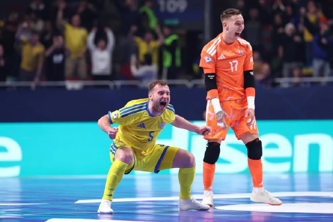 Жук (ліворуч) і Сухов святкують 