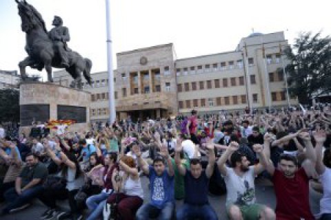 В Македонии прошел многотысячный антиправительственный марш