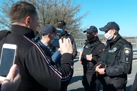 Несколько киевлян устроили конфликт с полицией из-за закрытия спортплощадки в Гидропарке