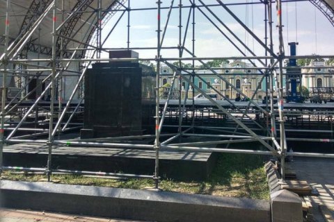 У Маріїнському парку встановили сцену на місці зруйнованого пам'ятника учасникам Жовтневого повстання (оновлено)