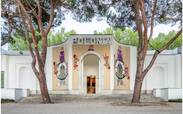 Польский павильон впервые на Венецианской биеннале представил работы ромской художницы