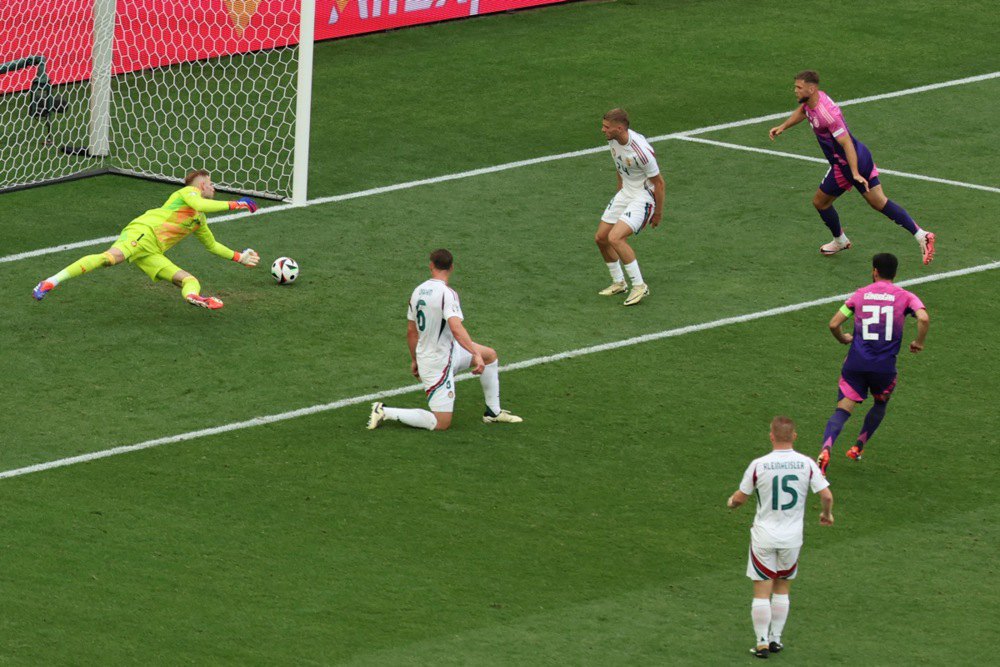 Ілкай Гюндоган з Німеччини (праворуч) забиває гол під час футбольного матчу групи А Євро-2024 між Німеччиною та Угорщиною в Штутгарті, Німеччина.