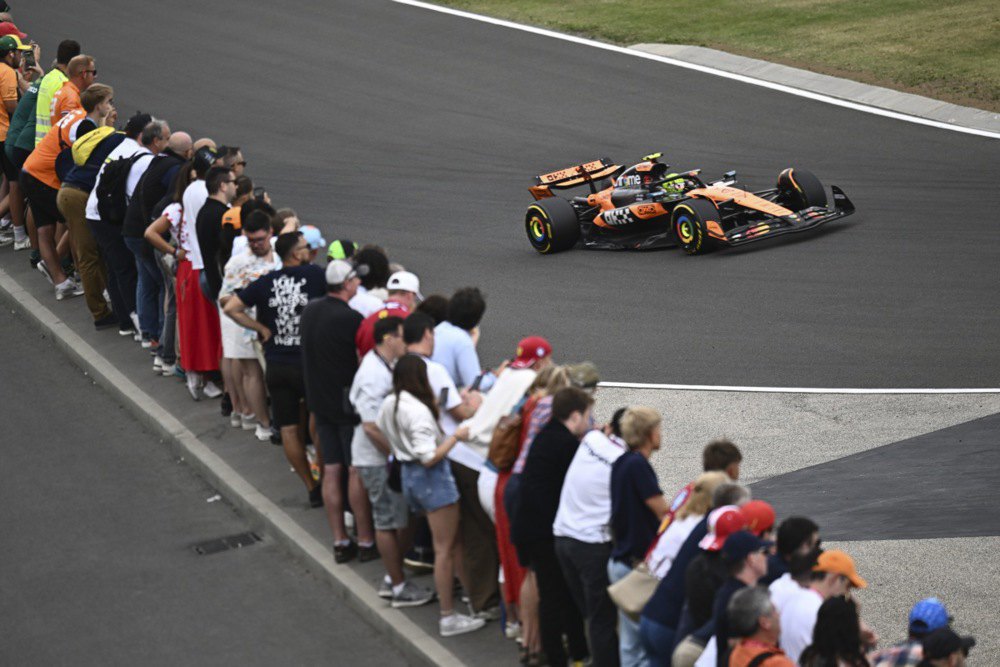 Ландо Норріс виконує поворот на Гран-прі Угорщини
