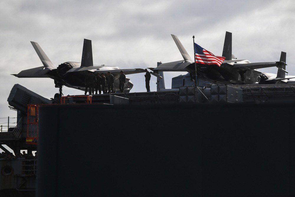 Члени екіпажу стоять поряд з винищувачами F-35B Lightning II на борту USS America під час візиту до порту Сіднею, 14 червня 2025
року.