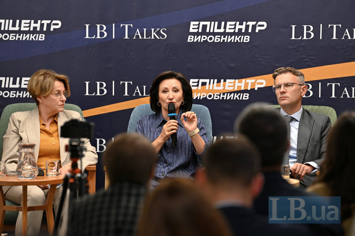 Галина Герега, співвласниця та фінансовий директор групи компаній «Епіцентр К» ( у центрі)