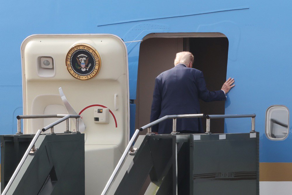 Президент США Дональд Трамп сідає на борт літака <i>Air Force One</i> в аеропорту Кімхе в Пусані, Південна Корея, 30 жовтня 2025
року.