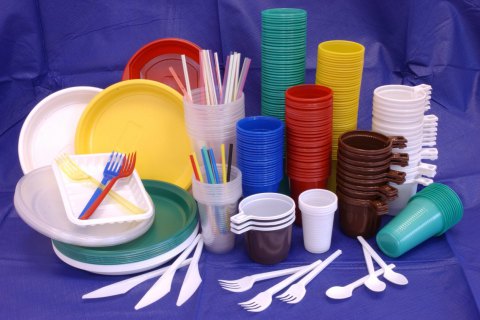 У Білорусі заборонять використовувати пластиковий посуд у закладах харчування