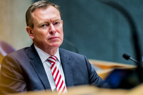 Министр здравоохранения Нидерландов упал в обморок во время дебатов по коронавирусу