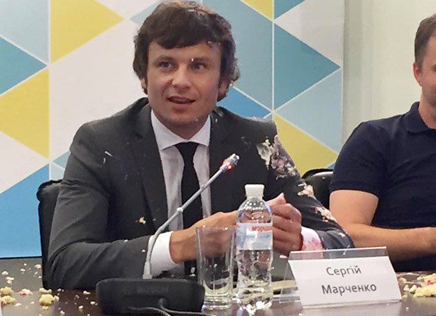 В замминистра финансов Сергея Марченко бросили тортом