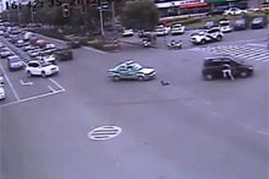 Китаец выпрыгнул из едущей машины, чтобы спасти выпавшего ребенка