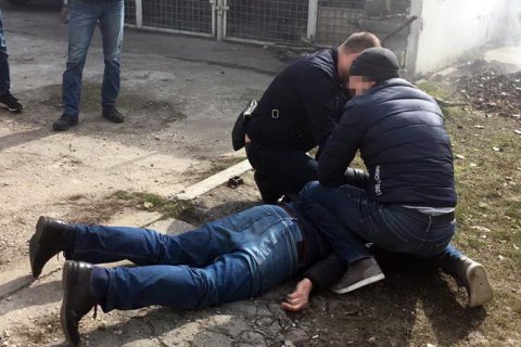 CБУ обнаружила наркотики при обыске полицейского, задержанного за взятку